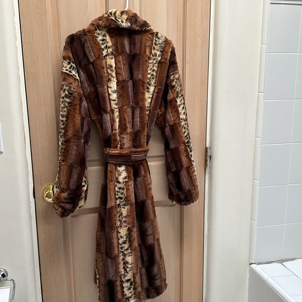Leopard Print Faux Fur Robe - Picture 2 of 4